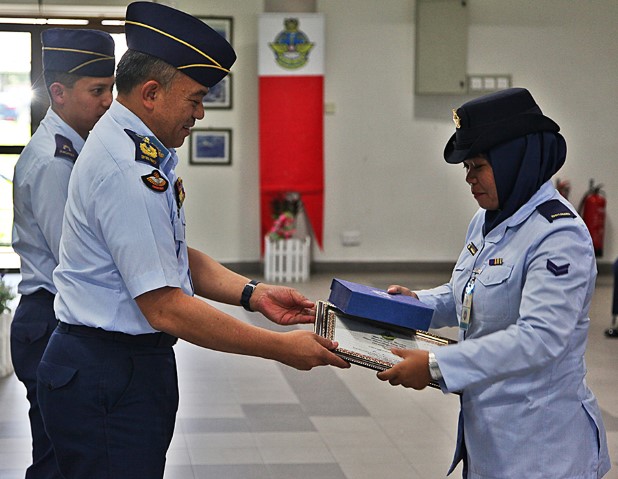 RBAirf Commander, BG (U) Dato Seri Pahlawan Hj Wardi bin Hj Abd Latif presented awards of Excellence to Corporal Nurizzah bte Hj Jumat from Training Wing